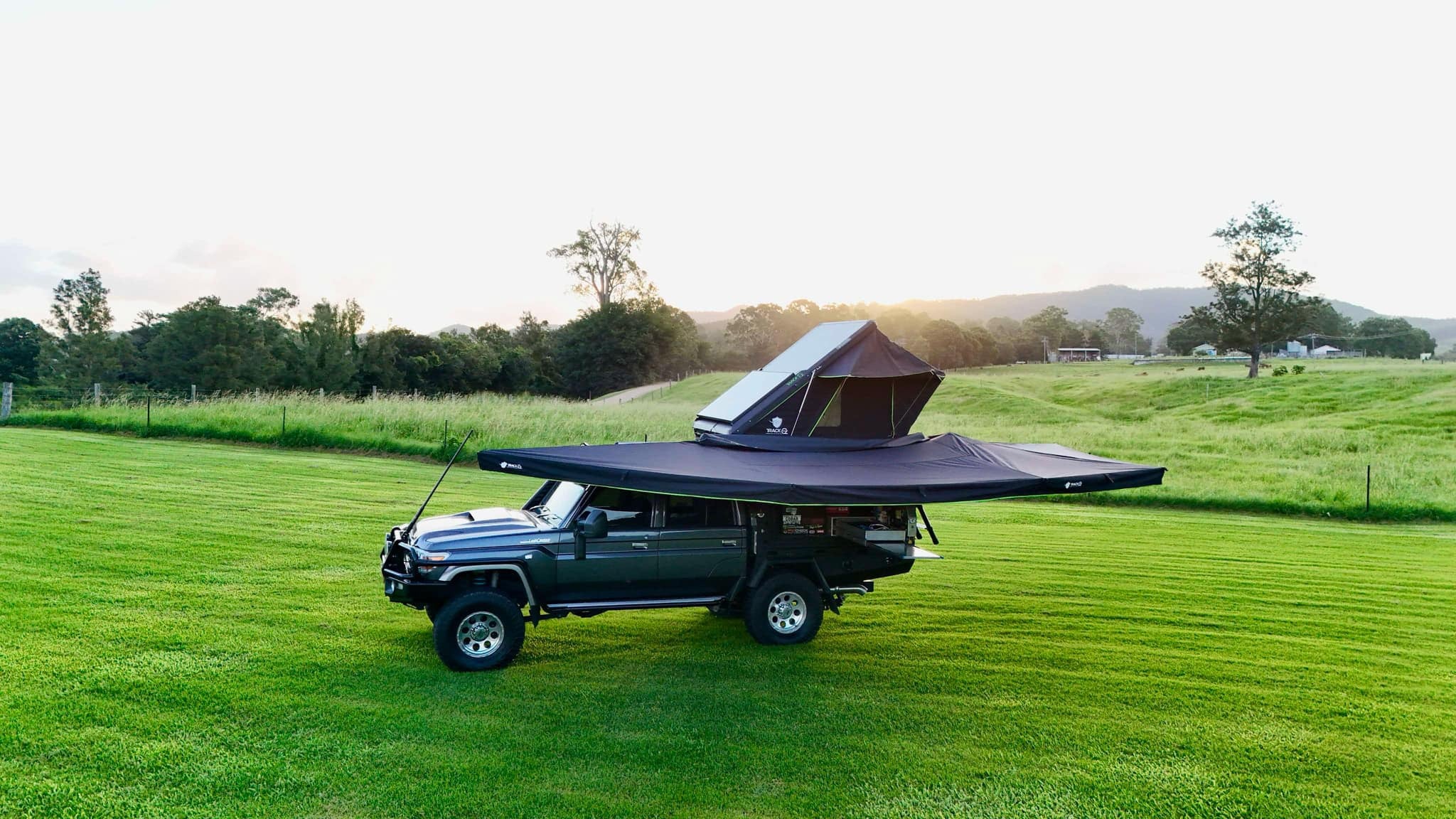 270 Extra Large Freestanding Awning With Zip Entry – TrackOz